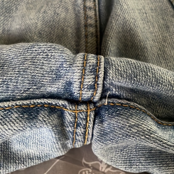 Vintage Levi’s denim shorts! - Picture 5 of 6